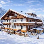 Alpenstolz Hotell 3*
